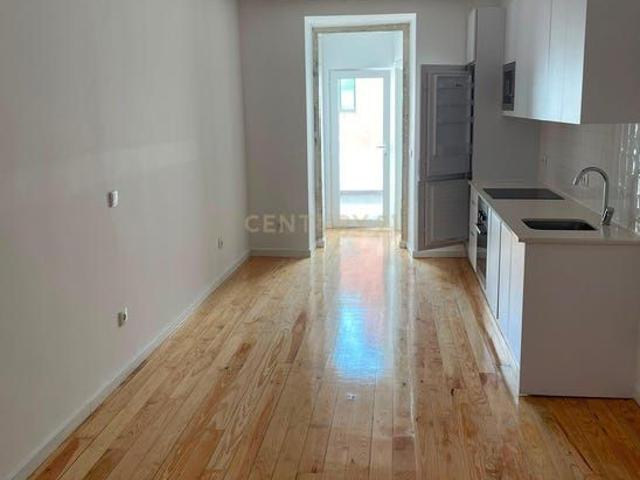 R MARTINS SARMENTO 9 RC DTO, Penha de França, Lisbon 1170 227
