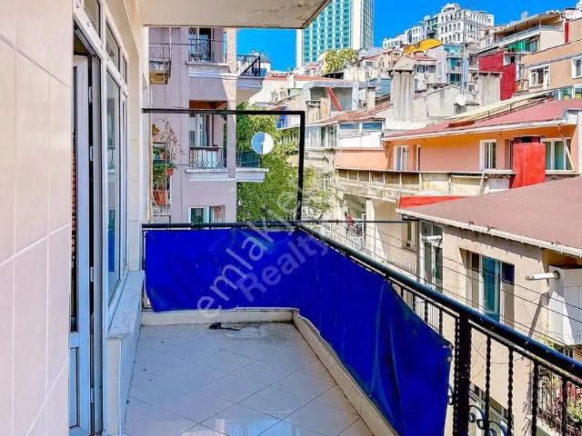 R one Beyoğlu Cihangir Balkonlu Kullanışlı 3+1 Satılık Daire eng