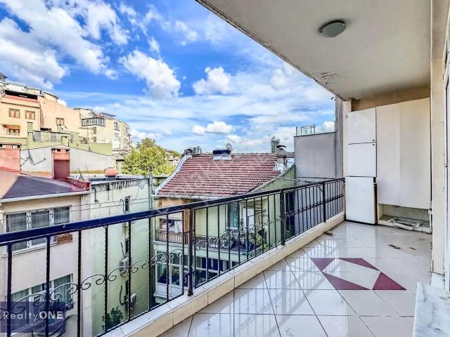 R one Cihangir Pürtelaş Sokak Balkonlu 3+1 Kiralık Daire eng