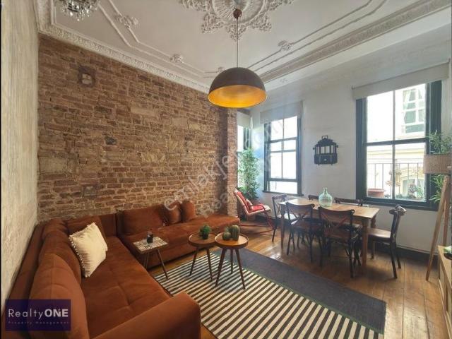 R one Galata Tarihi Bina Eşyalı Y. Tavanlı 3+1 Kiralık Daire eng