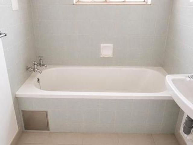 r 5 500 2 bedroom apartment/flat to.