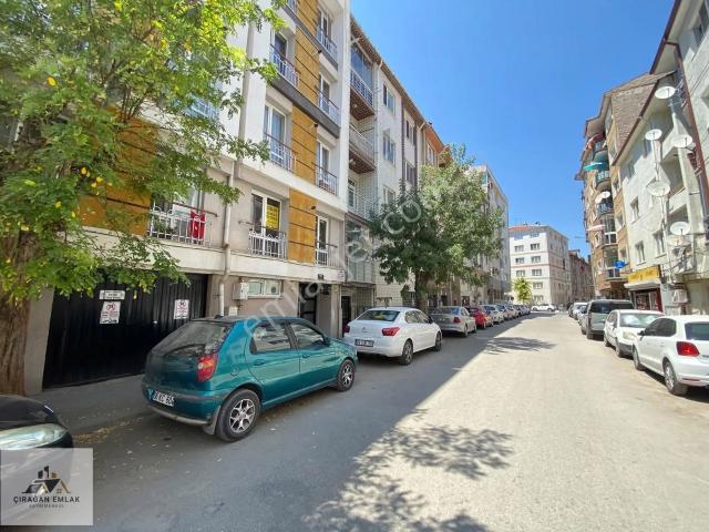 Çırağan Emlak'tan Bahçelievler Mah.cadde Yakını Geniş 1+1 Daire