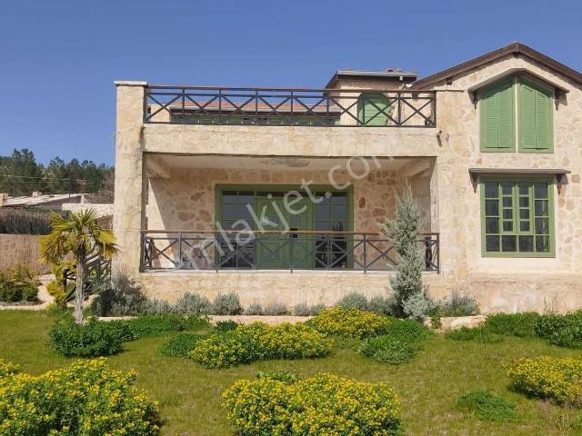 Çırağan Gayrimenkul'den Güllübağ'da Satılık Doğal Taş Villa
