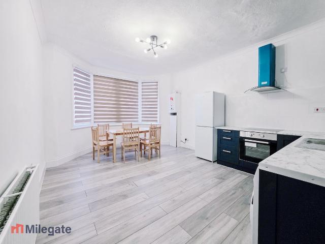 Ramuz Drive, Westcliff On Sea SS0, 2 bed flat to rent, £1,150 pcm | PrimeLocation