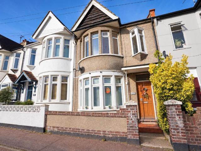 Ramuz Drive, Westcliff On Sea SS0, 2 bed flat to rent, £1,225 pcm | PrimeLocation