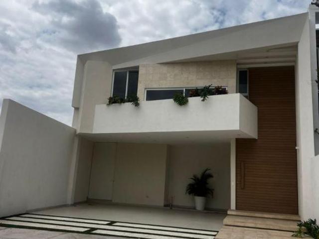 RAM Casa con 243 m² superficie de terreno, 3 habitaciones en venta en Loretta 2