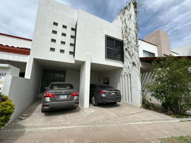 RAM CASA EN VENTA, DENTRO DE PRIVADA MEZQUITAL DEL COUNTRY