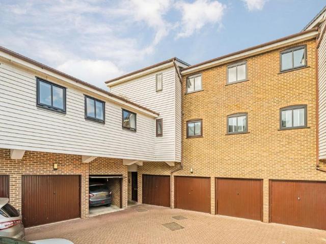 Ram Passage, Kingston Upon Thames KT1 2 bed flat to rent £2,500 pcm £577 pw