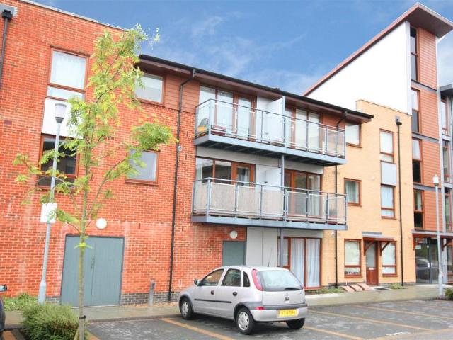 Rampling Court, Commonwealth Drive. 2 bed flat to rent £1,500 pcm £346 pw