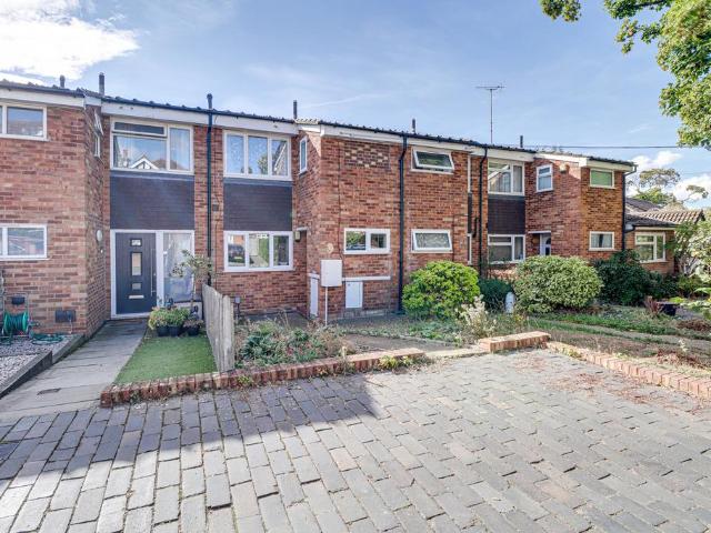 Ramsbury Road, St. Albans. 2 bed terraced house to rent £2,200 pcm £508 pw