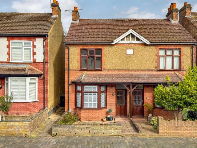 Ramsbury Road, St. Albans. 3 bed semi detached house to rent £3,250 pcm £750 pw