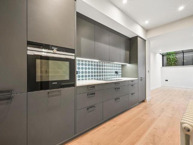 Ramsden Road, SW12 2 bed apartment to rent £3,500 pcm £808 pw