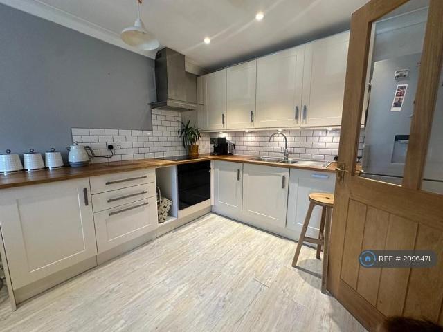Ramsey Court, London, SW15 3 bed flat to rent £2,950 pcm £681 pw
