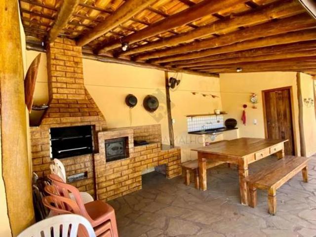 Rancho à venda com 05 suítes, área de lazer completa com churrasqueira, piscina e quadra de areia, e