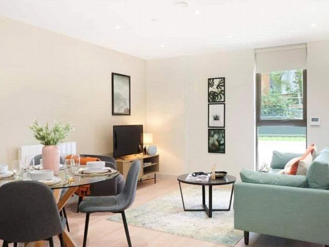 Randalls Way, Leatherhead, Surrey, KT22