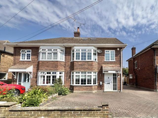 Randalls Drive, Brentwood CM13 4 bed semi detached house to rent £2,195 pcm £507 pw