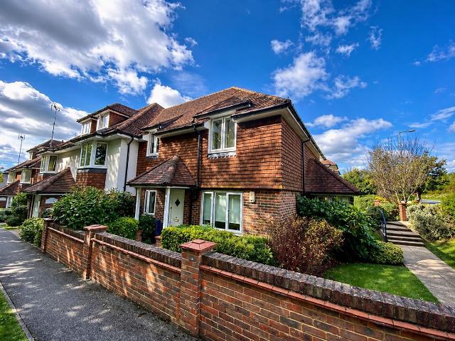 Randalls Road, Ashurst Close Randalls Road KT22, 2 bed maisonette to rent, £1,700 pcm | PrimeLocation