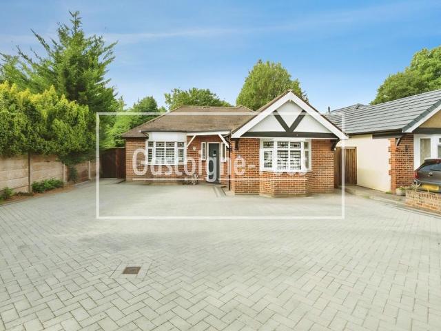 Randalls Road, Leatherhead, KT22 3 bed detached bungalow to rent £2,750 pcm £635 pw