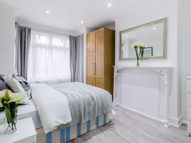 Rannoch Road, Crabtree Estate. 3 bed flat to rent £5,400 pcm £1,246 pw