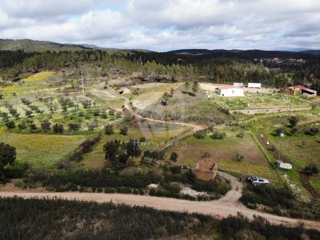 Rabo fundeiro Terreno idílico com água abundante e construção rústica