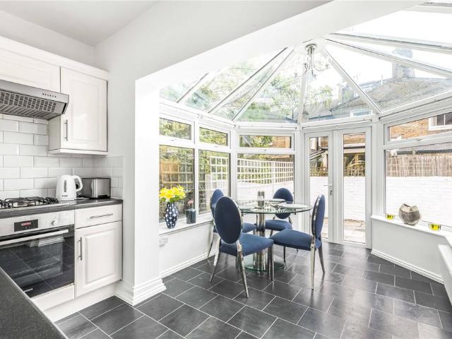 Racton Road, Fulham, SW6 3 bed flat to rent £4,000 pcm £923 pw