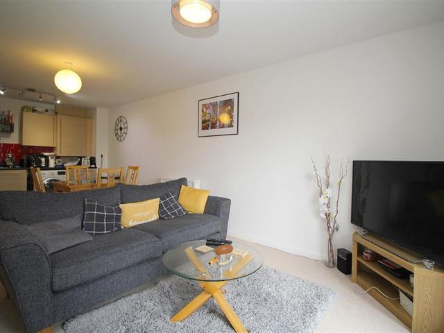 Racecourse Mews, Loughborough, LE11 2 bed flat to rent £1,145 pcm £264 pw