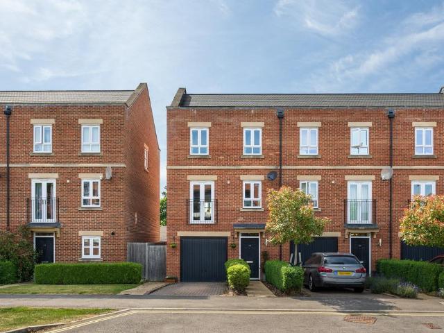 Racecourse Road, Newbury, RG14 4 bed terraced house to rent £2,000 pcm £462 pw