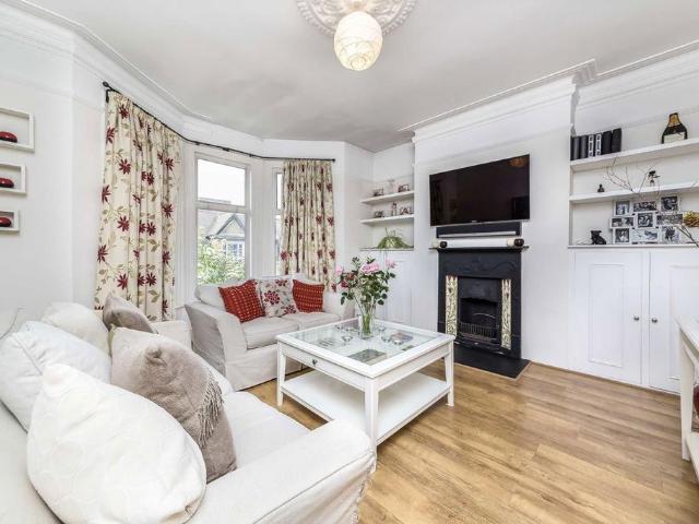 Radbourne Road, London SW12 2 bed flat to rent £2,400 pcm £554 pw