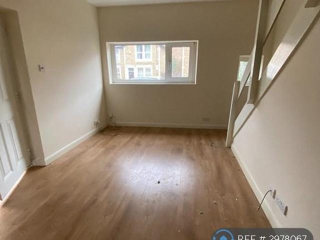 Radcliffe Court, Harrogate, HG2 2 bed maisonette to rent £895 pcm £207 pw