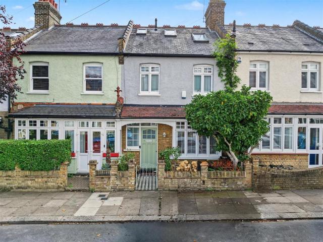 Radcliffe Avenue, Enfield 3 bed house to rent £3,500 pcm £808 pw