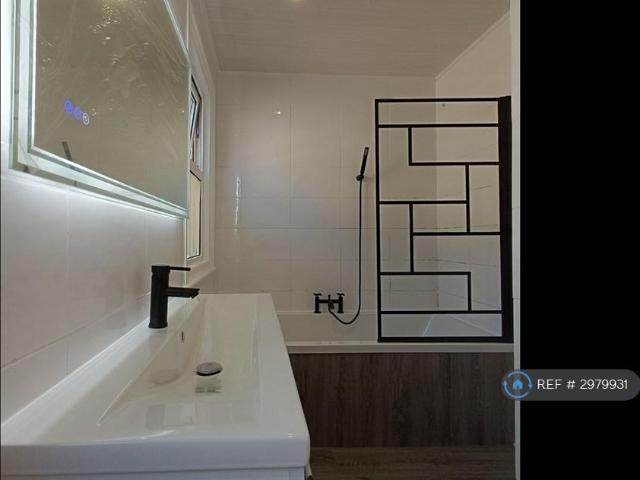 Radcliffe Avenue, London, NW10 3 bed flat to rent £2,600 pcm £600 pw