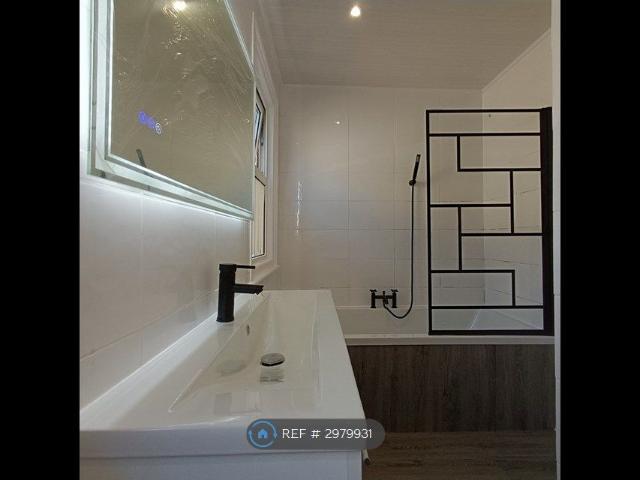 Radcliffe Avenue, London NW10, 3 bed flat to rent, £2,600 pcm | PrimeLocation