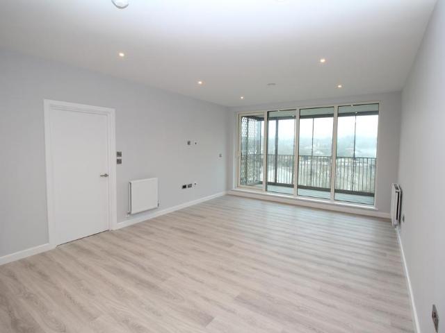 Radford Way, CM12 2 bed apartment to rent £2,000 pcm £462 pw