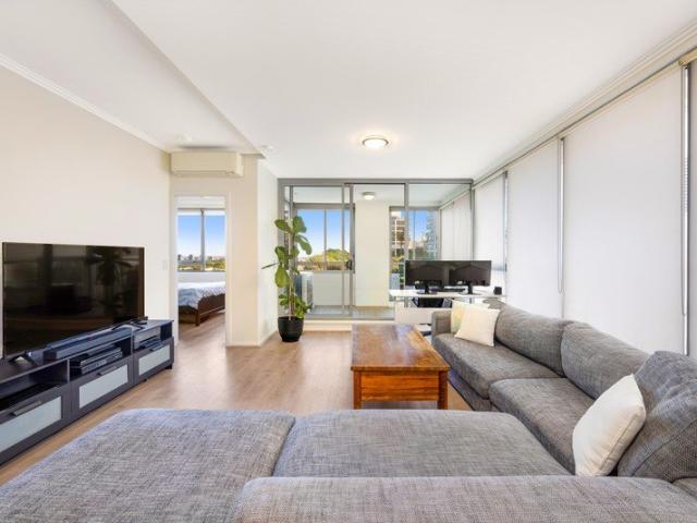 Radiant 1 Bedroom Sanctuary In Resort Style Genoa' With Parking