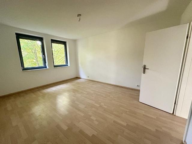 Radio Bremen: Modernisierte 3 Zi. Wohnung mit Balkon, neuer Einbauküche und TG Stellplatz