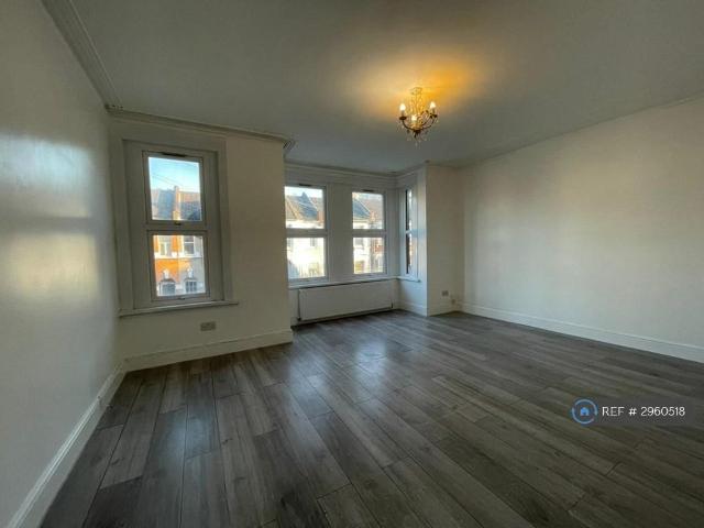 Radley Road, London, N17 3 bed flat to rent £2,300 pcm £531 pw