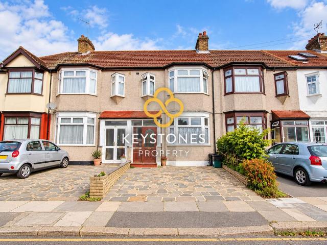 Radnor Crescent, Ilford, IG4 3 bed terraced house to rent £2,200 pcm £508 pw