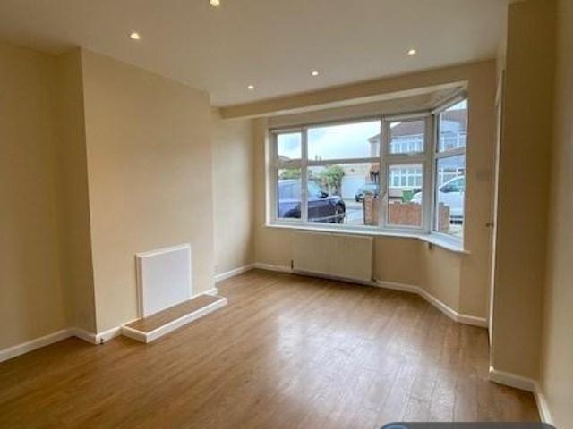 Radnor Avenue, Welling, DA16 3 bed terraced house to rent £2,000 pcm £462 pw