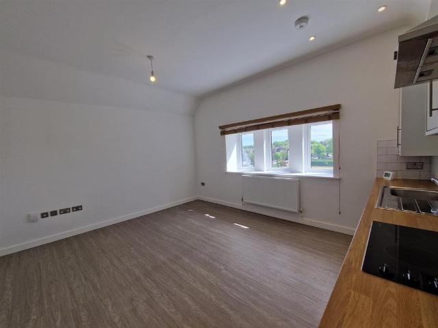 Radnor Park Avenue, Folkestone 2 bed apartment to rent £1,100 pcm £254 pw