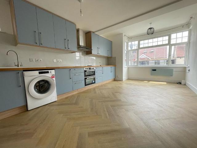 Radnor Road, Harrow HA1 3 bed flat to rent £2,150 pcm £496 pw