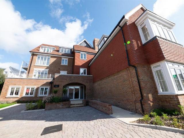 Rafferty Drive, Hawkenbury, Tunbridge. 2 bed flat to rent £1,600 pcm £369 pw