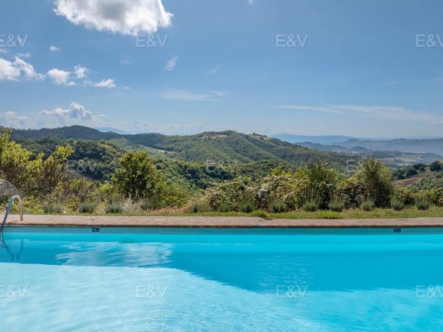Raffinato casale con piscina 360m² Perugia