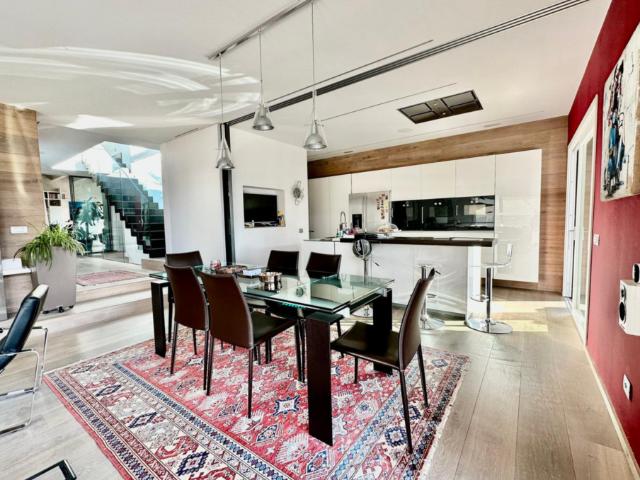 RAFFINATA VILLA DI 5.5 LOCALI CON AMPIO GIARDINO A COLDRERIO