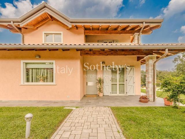 Raffinata villa Immersa nel verde vicina al Lago Maggiore