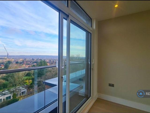 Raffles House, London, NW4 2 bed flat to rent £2,400 pcm £554 pw