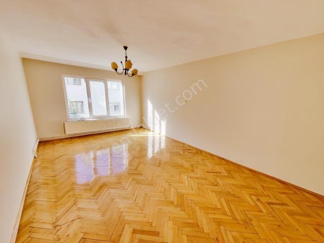Ragıp Tüzün Cad. Metroya 14 Dk. Bol Güneşli Kiralık Daire.