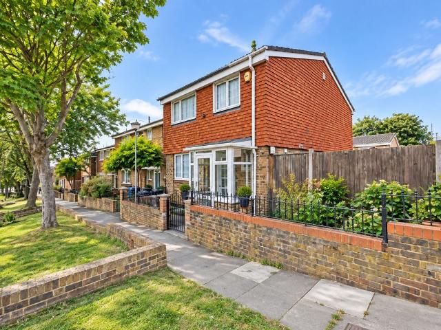 Raglan Road, London SE18, 4 bed end terrace house to rent, £2,700 pcm | PrimeLocation