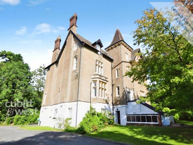 Raglan Road Reigate RH2 2 bed apartment to rent £1,750 pcm £404 pw