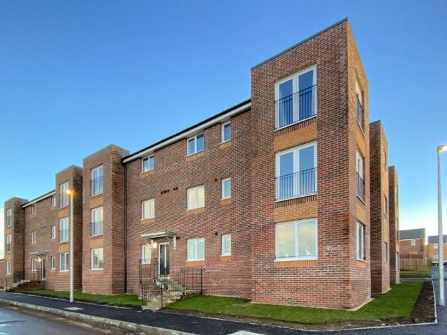 Raith Drive, Craigmillar, Edinburgh. 2 bed flat to rent £1,275 pcm £294 pw