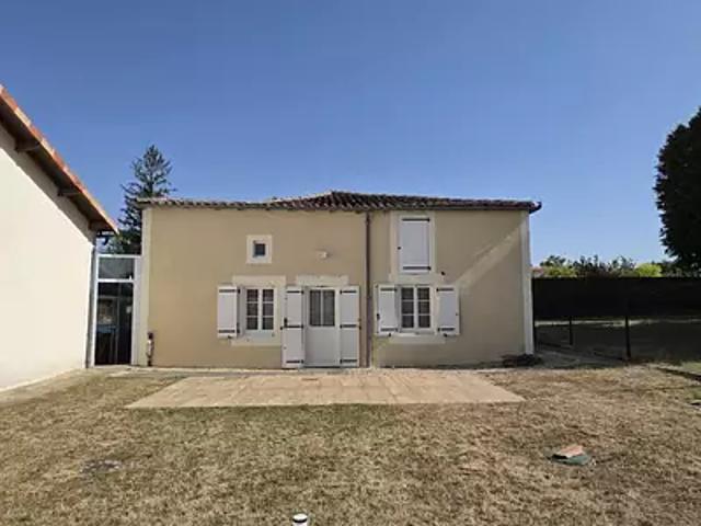 Raix 16240 Achat / Vente maison 2 pièces t2 au dernier étage jardin